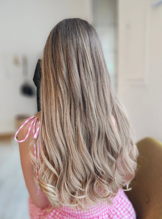 Melena rubia trabajada en Isuara