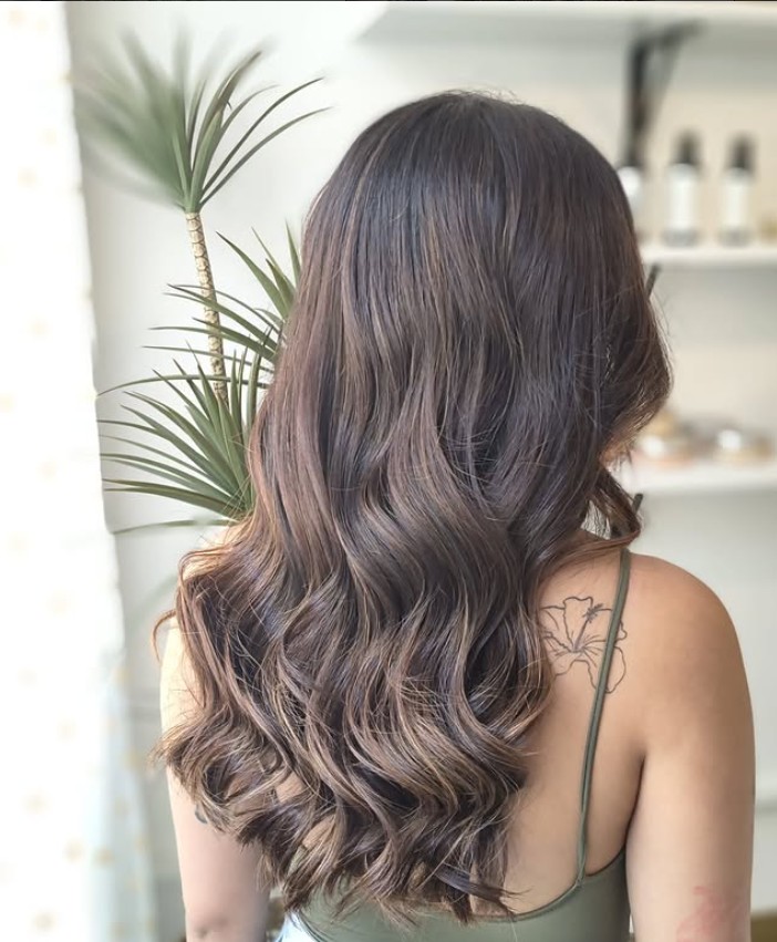 Melena morena con ondas trabajada en Isuara